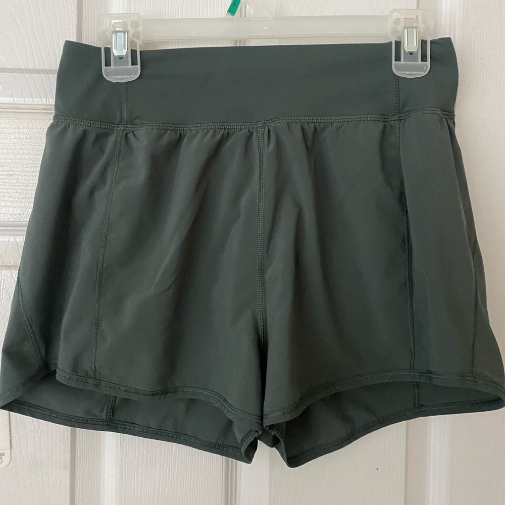Color: army green // Condition: very good // Style: tighter fitting